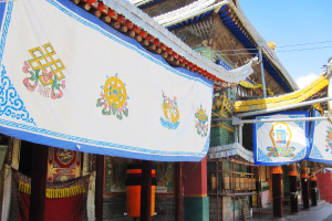 お寺に宿泊 チベット仏教を肌で感じる旅